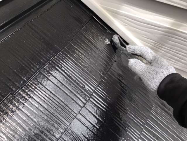 刷毛による屋根の中塗り・上塗り