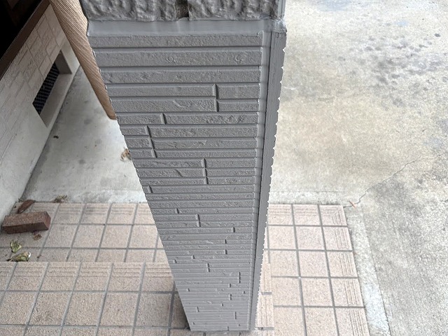 片ハットジョイナーを取り付けた四隅にシーリング材を充填