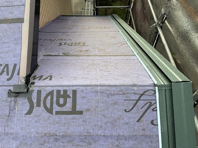 雨水の侵入を防ぎ耐風性を高める屋根端部の板金