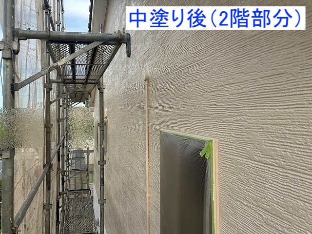 2階部分の中塗りが終わった外壁