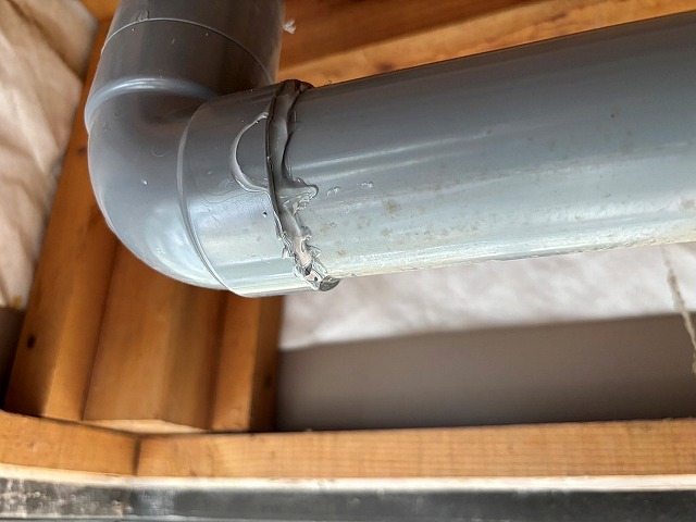 接着剤の劣化により排水パイプのつなぎ目から水漏れが発生