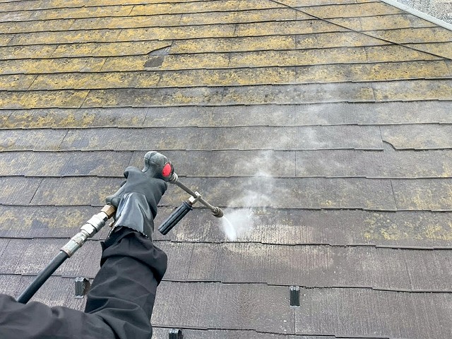 築30年のスレート屋根の洗浄を開始