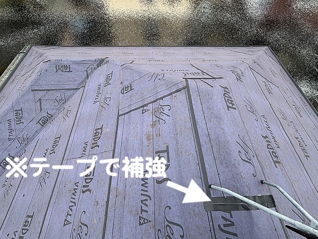 既存の換気棟を防水紙で隙間なく多いテープで補強