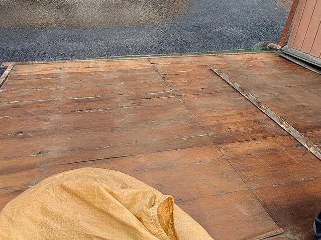 全体的に傷みが広がる約50年が経過した野地板