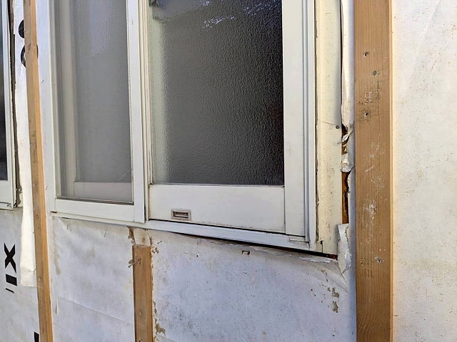 窓枠付近の透湿紙の破損部分