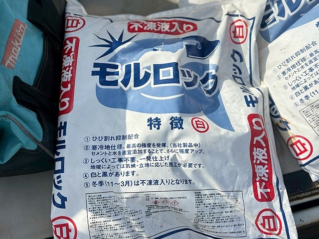 ひび割れ低減剤が配合されたモルロックは瓦屋根の補修用の漆喰材