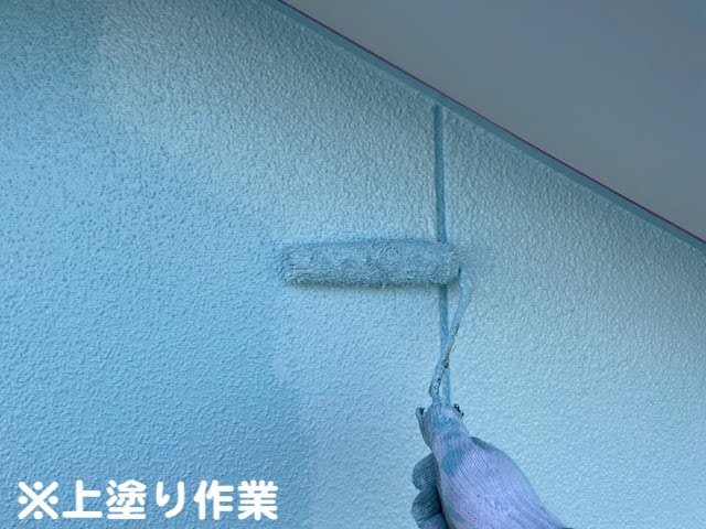 鹿嶋市　外壁塗装の中塗り及び上塗り工程　上塗り作業の写真