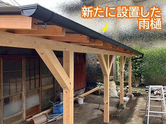 ガルバリウム波板に張り替えた庇屋根に雨樋を設置