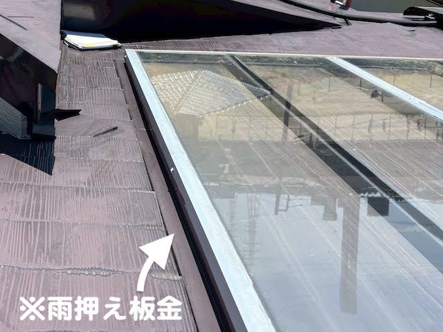 ひたちなか市　OMソーラー付きコロニアル屋根の雨漏り　屋根材の取り合いの写真