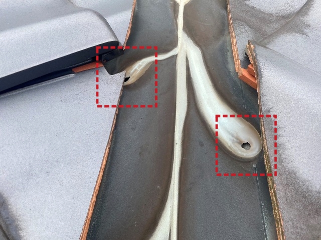 穴が空いた谷板金