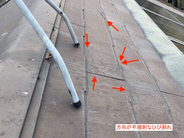 方向が不規則な多数のひび割れ