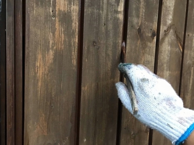 木部継ぎ目の溝は小型刷毛で塗装