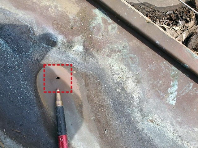 谷瓦を撤去して見つかった銅谷板金の穴