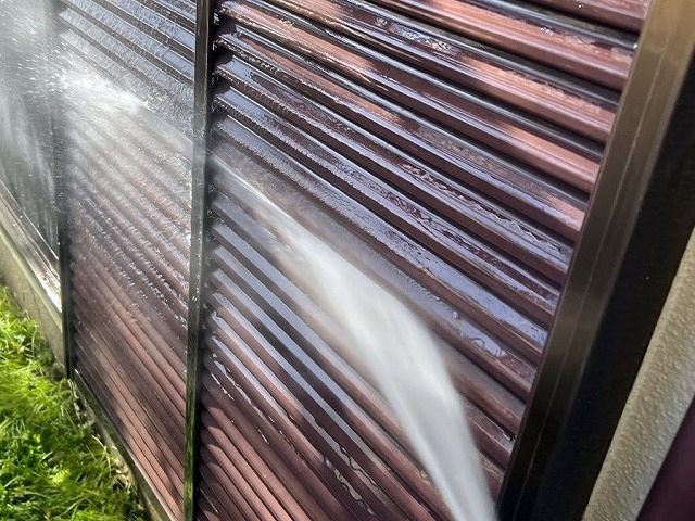 塗装前の雨戸の高圧洗浄