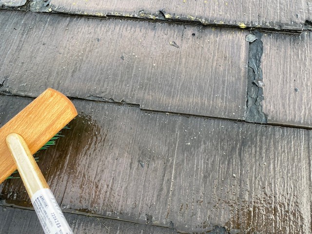 化粧スレートの汚れはデッキブラシを使用