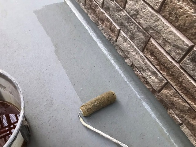 ベランダの床にプライマーをローラーで塗布