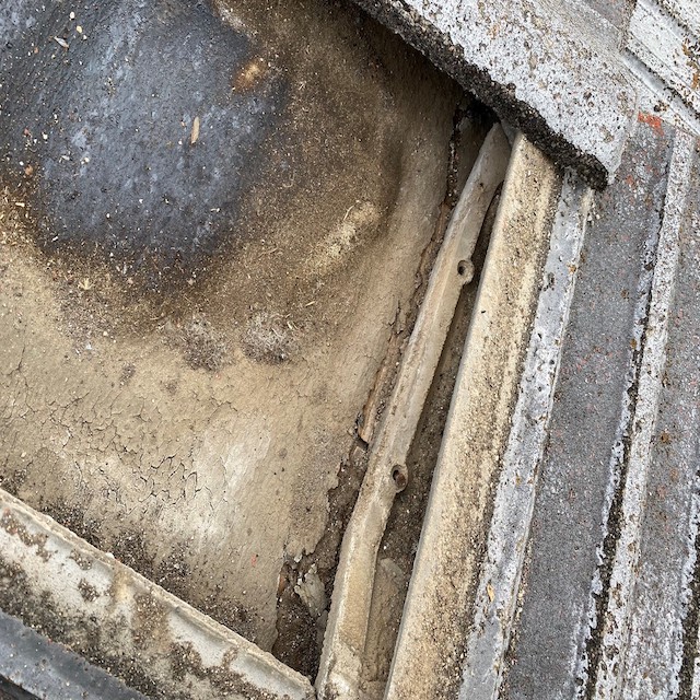 防水シートが黒ずんで劣化破損を起こしている