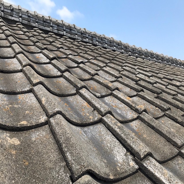 軒先側から見た40年が経過したセメント瓦