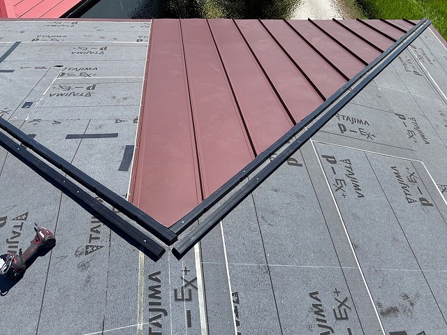 水返し加工をした屋根材を棟際に設置