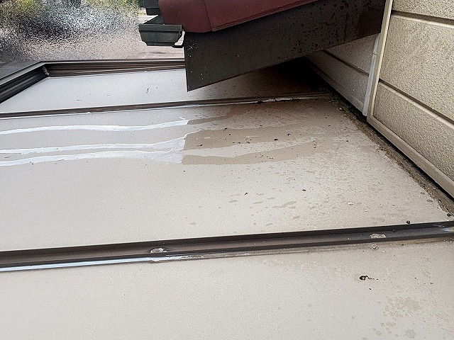 軒天井が剥がれた玄関屋根に散水