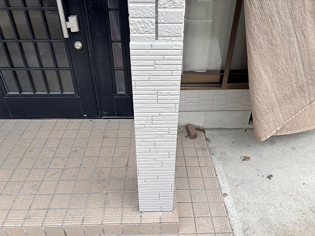 ズレを修正してサイディングの部分交換を行った玄関ポーチ柱