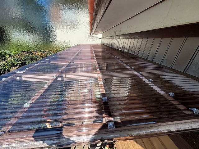 古い塩ビに替えブロンズ色のポリカ波板を設置