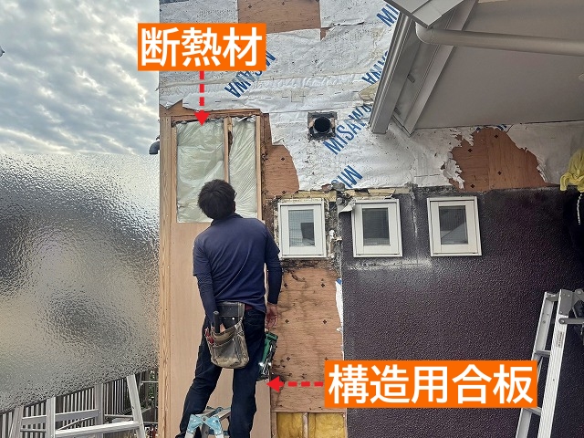 外壁内に敷き込んだ断熱材の上に構造用合板を施工