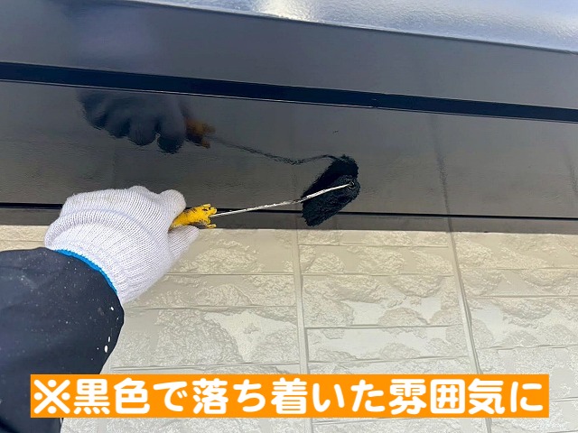 塩ビ鋼板の軒天と鼻隠しに中塗りと上塗りを施工