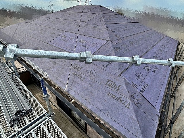 粘着型防水紙の使用は下地が汚れていないことが前提条件