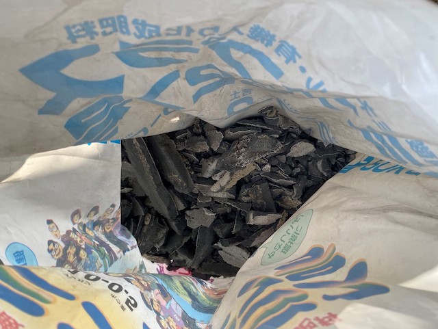 解体した漆喰を袋詰め