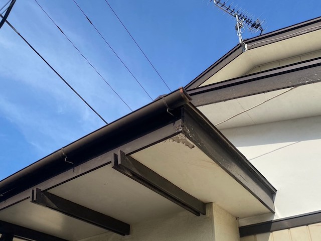 確認する玄関の庇屋根