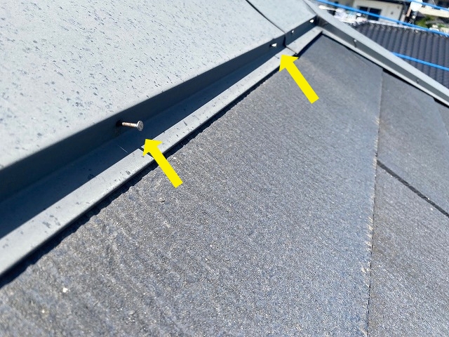 棟板金の釘抜けを複数発見