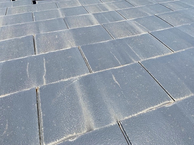 屋根全体に大小のひび割れを確認