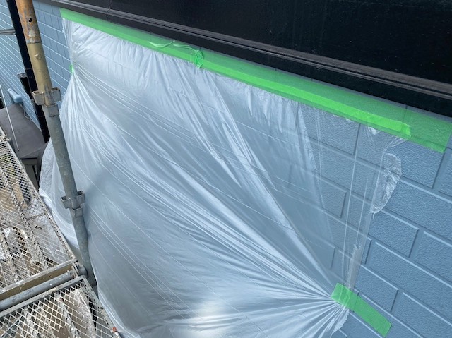 幕板下の外壁をビニールシートで覆い再度散水