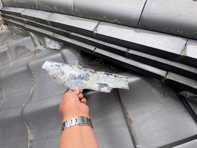 簡単に剥がれてしまった棟漆喰