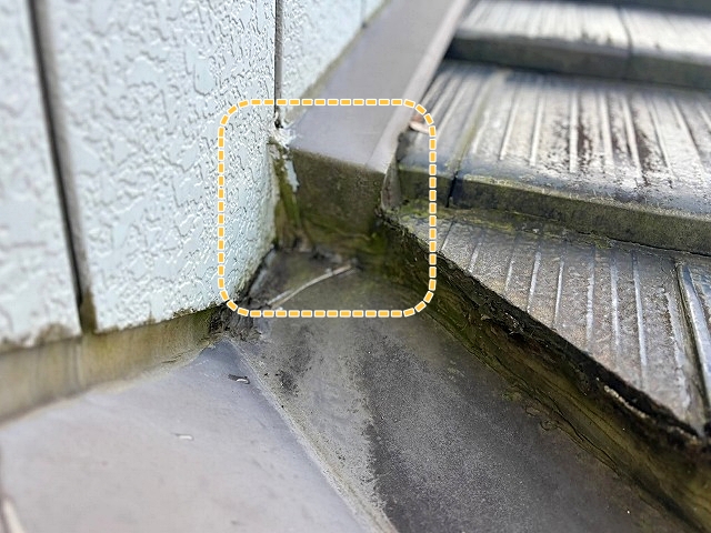 コーキングで塞がれたパラペットと屋根の継ぎ目板金の水下