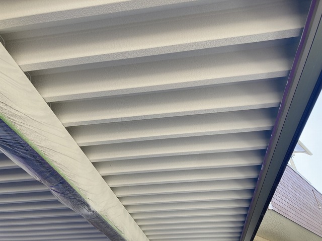 吹付け塗装を行った折板屋根