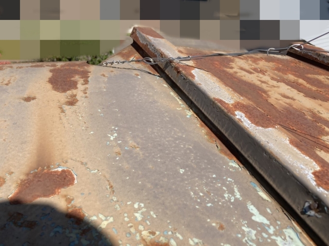 瓦棒を持ったら屋根が浮いてしまう程の劣化