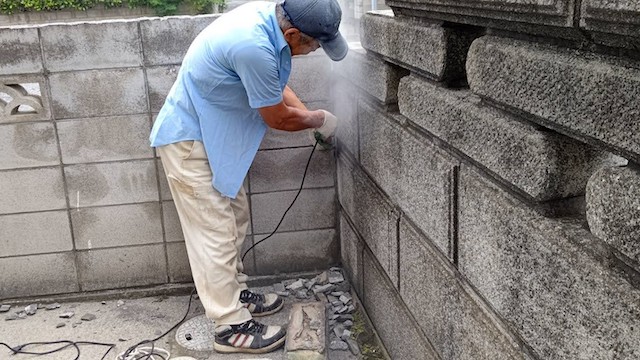 ブロック塀補修の前に古いセメントを取り除く