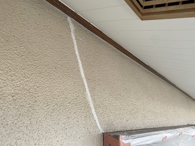 モルタル外壁の塗装前にひび割れを補修