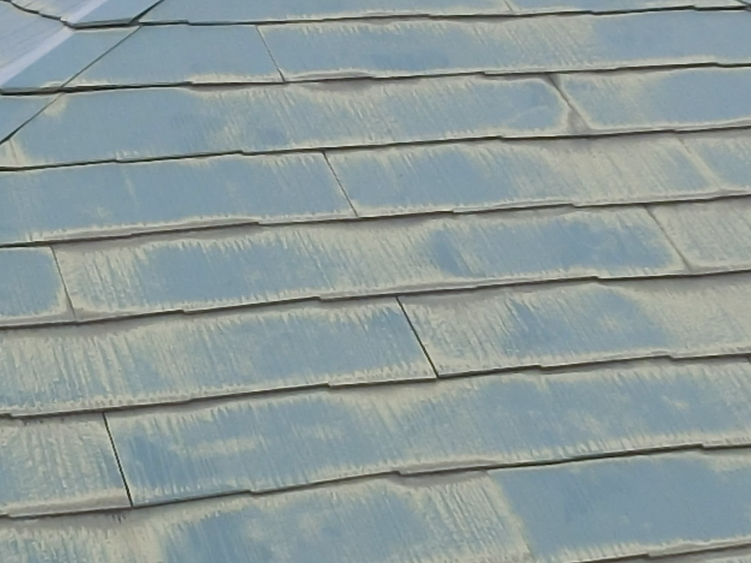 塗膜が剥離して色褪せしているコロニアル