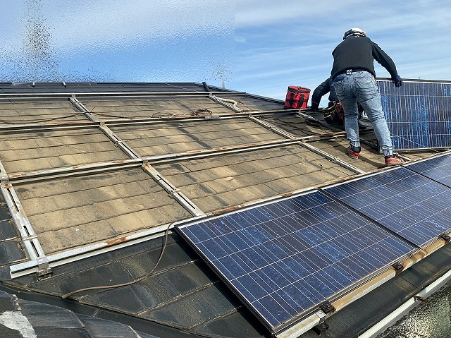 屋根工事前に太陽光パネルを解体撤去