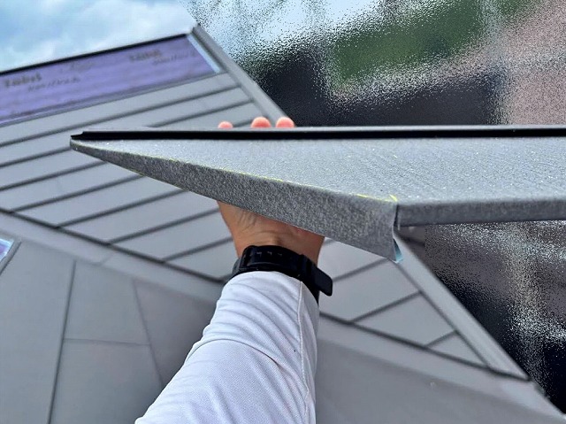 断熱材をカットした部分を折り曲げて加工