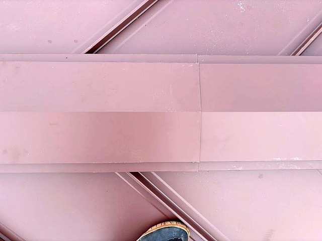 コーキング材で接着された棟板金の継ぎ目