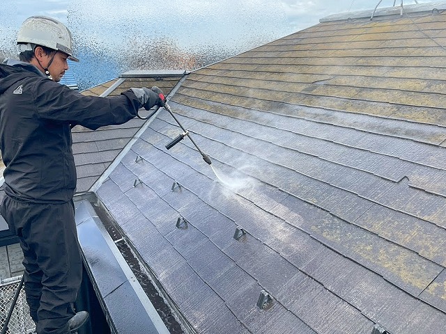 軒先から棟までカビやコケに覆われたスレート屋根を高圧洗浄