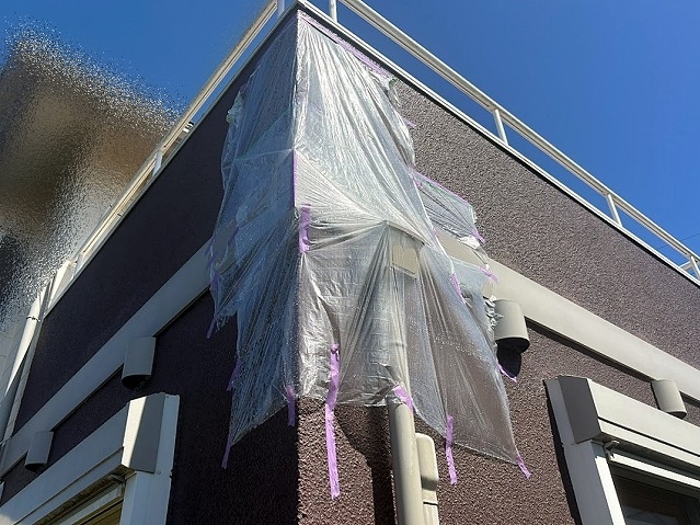 雨水が浸入する可能性のある箇所に散水するも場所が特定できず