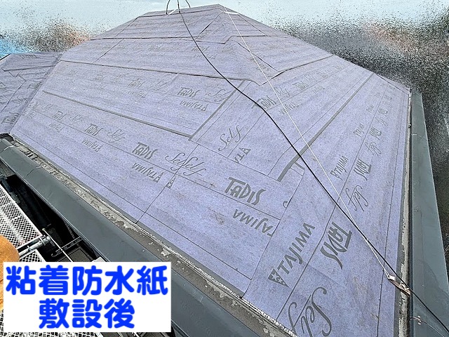 既存のスレート屋根全体に敷き詰められた粘着防水紙