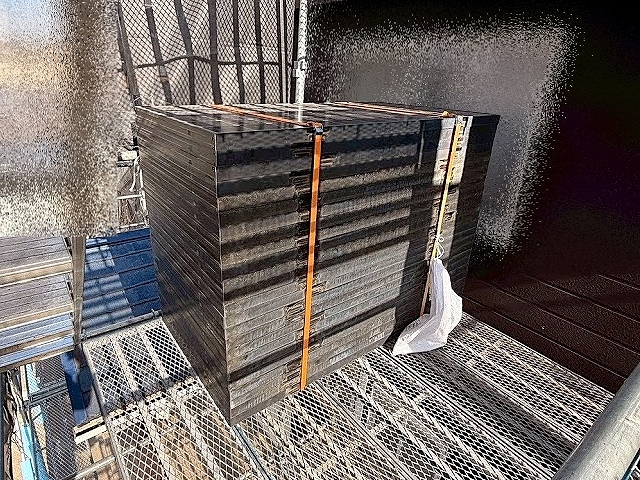 一時撤去した太陽光パネルは足場ステージで保管