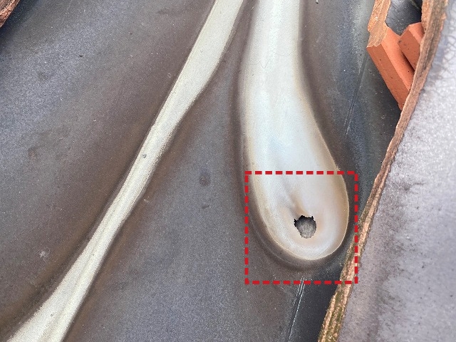 谷板金に穴が空いた箇所を発見