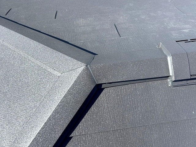 大棟と隅棟の合流部が完成